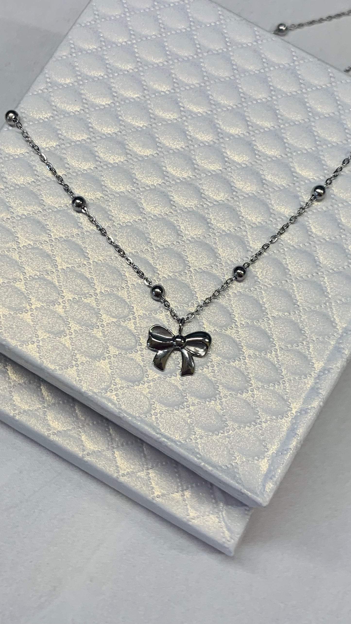 Collana con fiocco