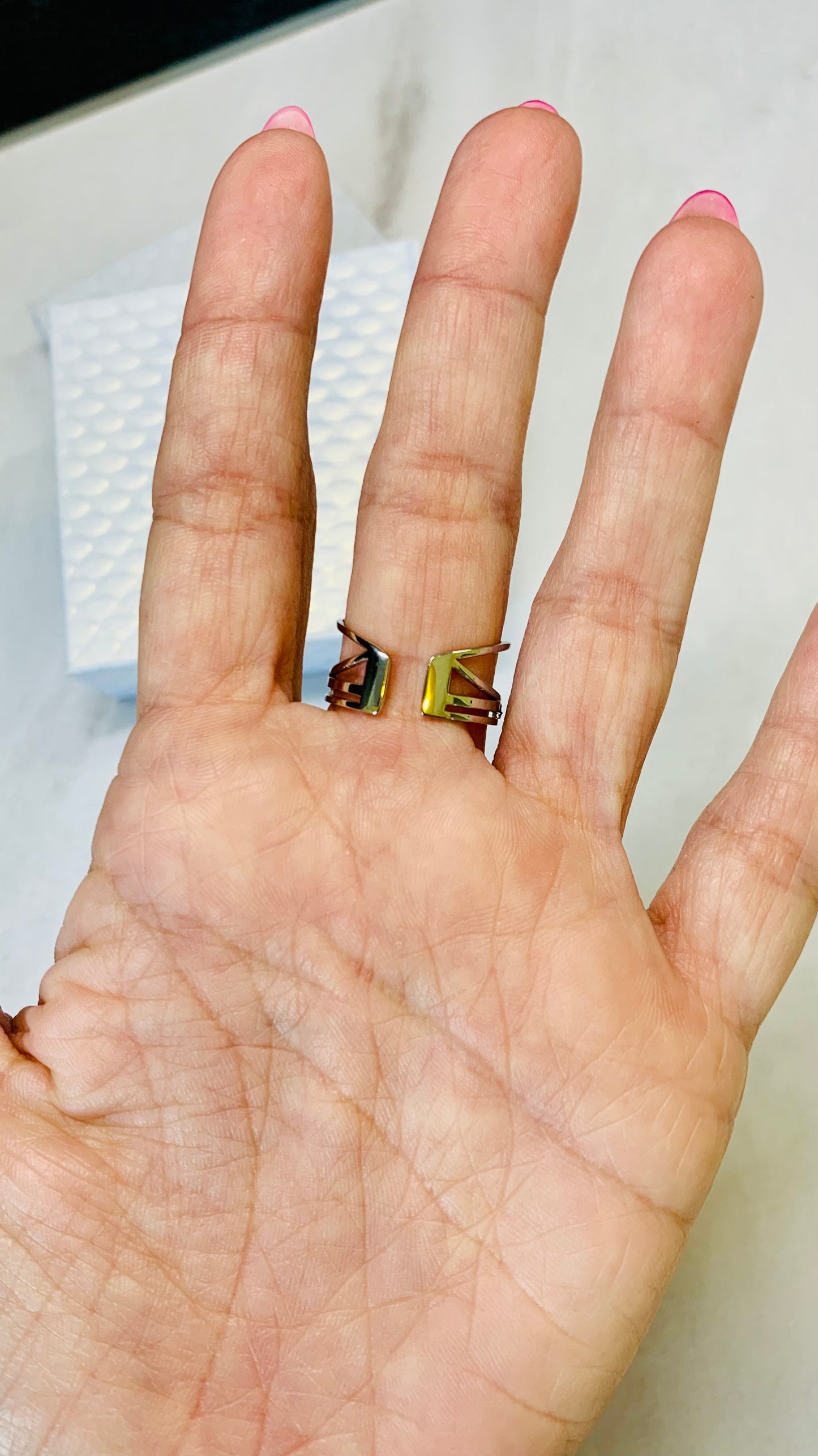 Anello con pietre a croce