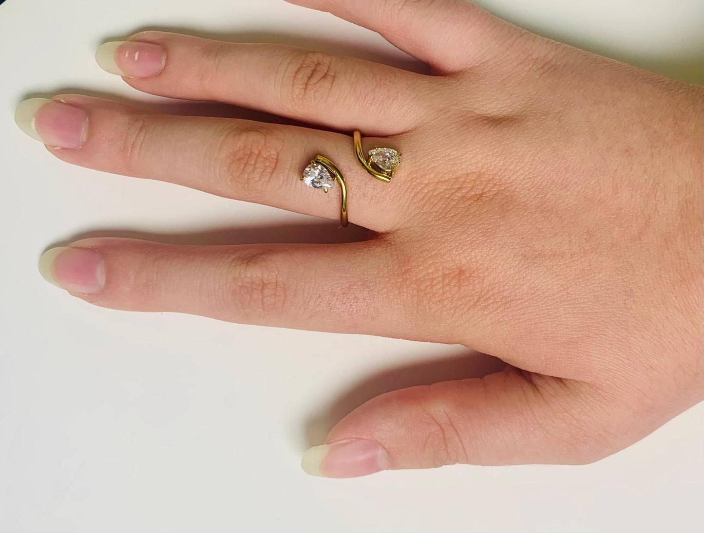 anello con due zirconi
