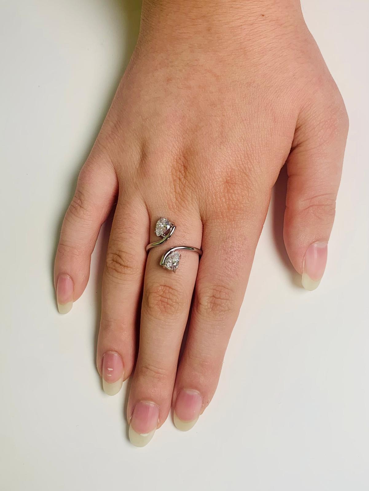 anello con due zirconi