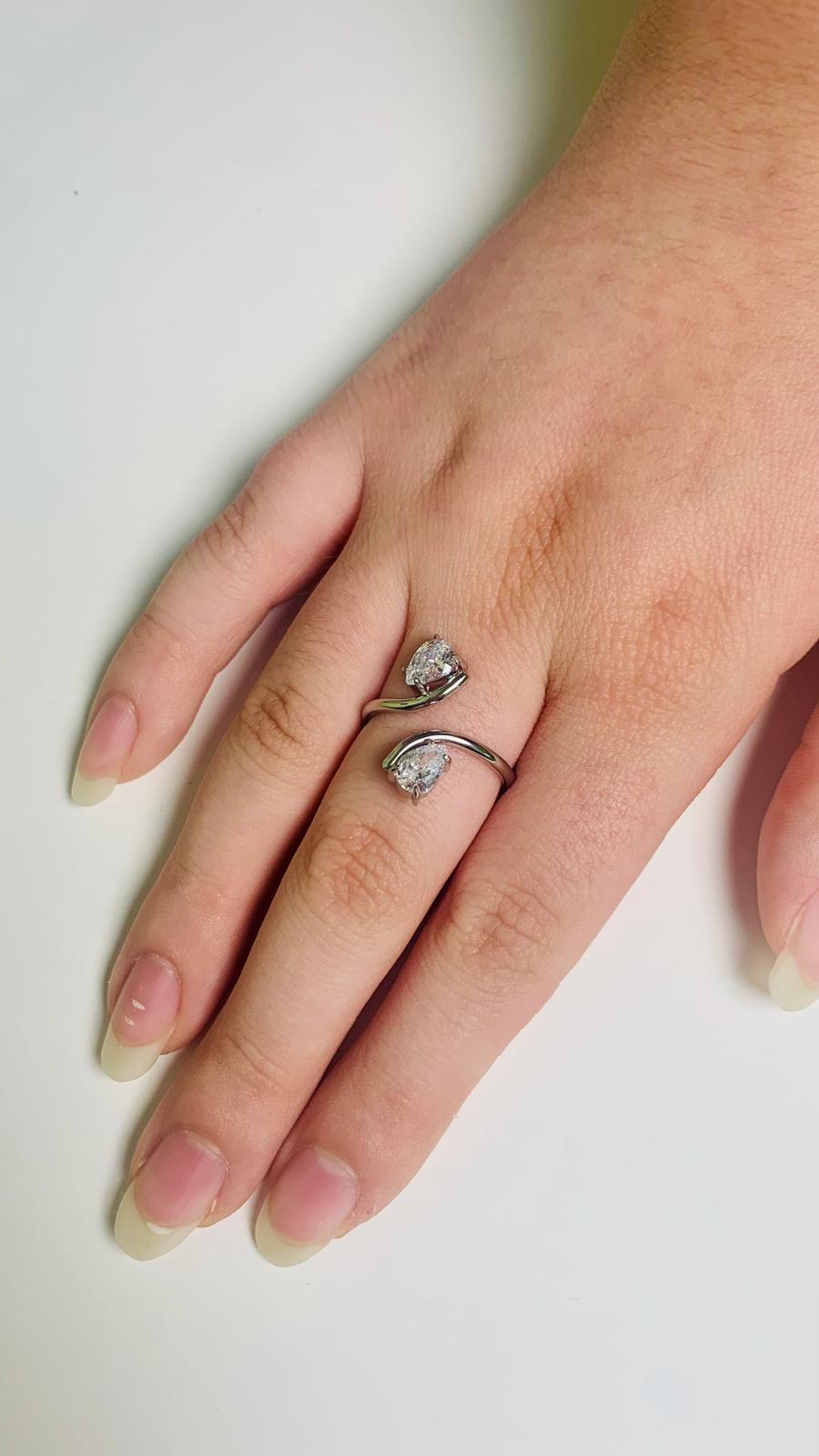 anello con due zirconi